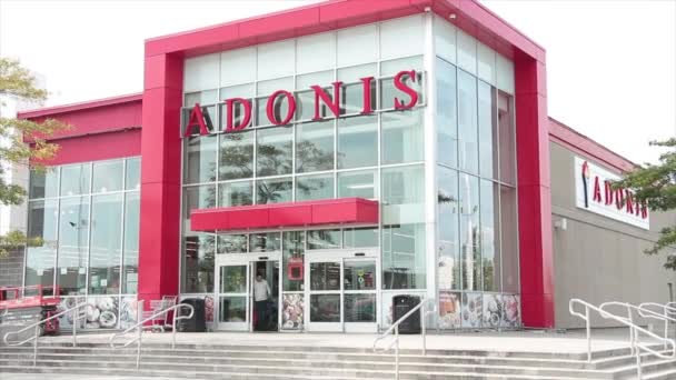 Адоніс Середземноморський Супермаркет Продуктовий Магазин Передній Вхід Логотип Скляних Вікнах — стокове відео
