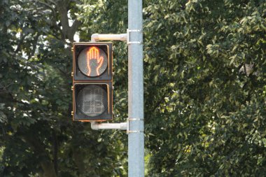 Yaya geçidi yürüyüşü, el yürüme kırmızı sembollü trafik ışığı yönü dijital elektronik sarı posta yolu caddesi, sol çerçeve