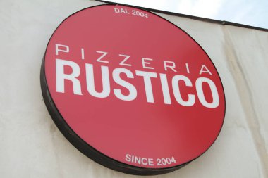 Pizzacı Rustico 2004 'ten beri dükkanın önündeki kırmızı işaret amblemini kapatıyor.
