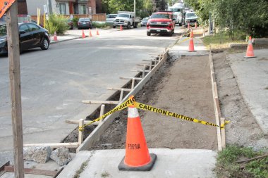 Kaldırım inşaatı ahşap çerçeve ve sütunlarla çıkarıldı.