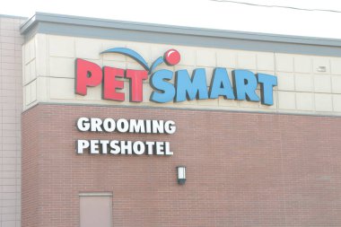 Petsmart Petshotel 'in kapısında logosu var. Yazın dükkanın arkasında kapısı var. Kapatın.