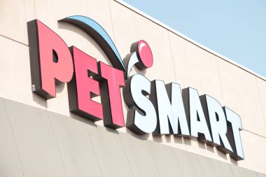 Mağazanın önünde petsmart işareti logosu