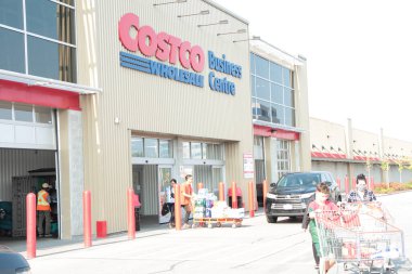 Costco toptan satış merkezinin ön girişi. Müşteriler alışveriş arabalarını marketten çıkarken itiyor.