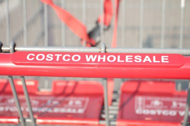 Costco toptan satışı kırmızı gümüş alışveriş arabası Costco toptan satış metnini yaz ortasında kapatılıyor.