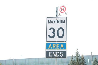 Yazın en fazla 30 alan bitiyor. Metal direkte park işareti yok, beyaz mavi siyah.