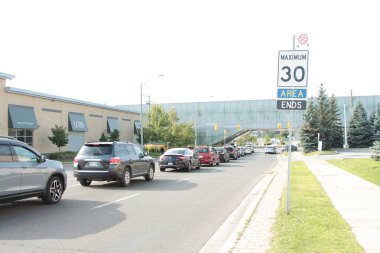 Azami 30 alan yazın metal direkte park levhası yok uzun sıra araba trafiği cadde üzerinde, beyaz mavi siyah