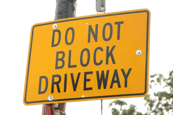 Nie Blokować Podjazd Żółty Czarny Prostokąt Znak Słupie Zewnątrz Liści — Zdjęcie stockowe