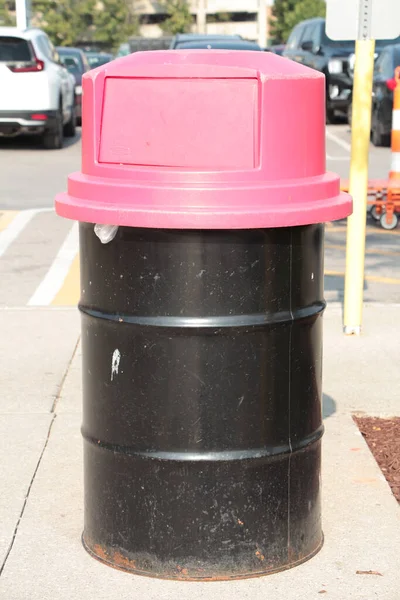 Metalen Cirkel Cilinder Zwarte Vuilnisbak Afvalverwerking Met Rode Top Stoep — Stockfoto