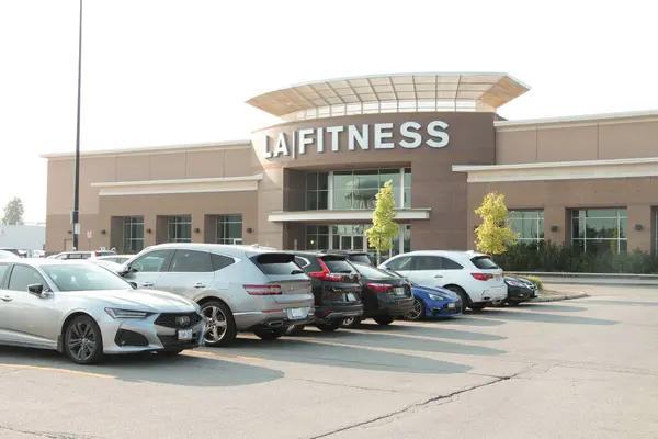 La fitness spor salonu. Dışarıdaki yazlık spor salonunun ön tarafında 