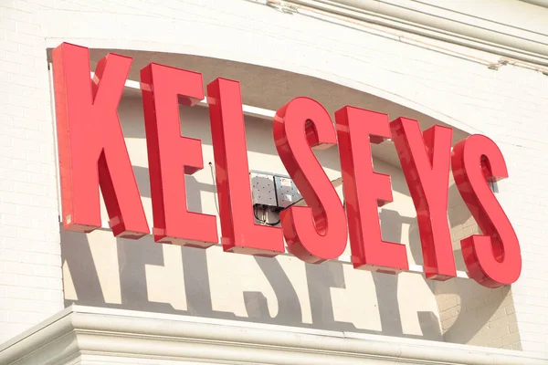 Kelseys Restauracja Przednie Wejście Zewnątrz Lecie Zbliżenie — Zdjęcie stockowe