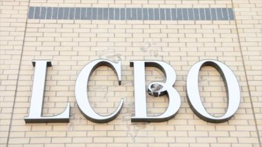 Icbo alkol kontrol kurulu ontario logosu. Dükkânın yanına beyaz metni yazan mektuplar imzala, kapat.