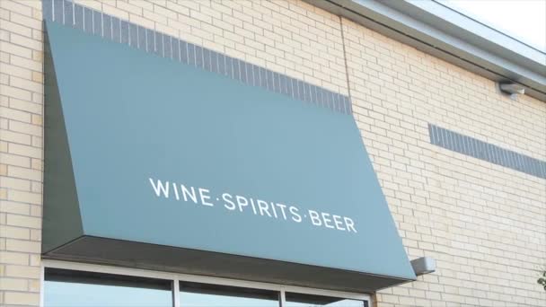 Vinho Espíritos Cerveja Branco Escrita Legenda Texto Lado Loja Edifício — Vídeo de Stock