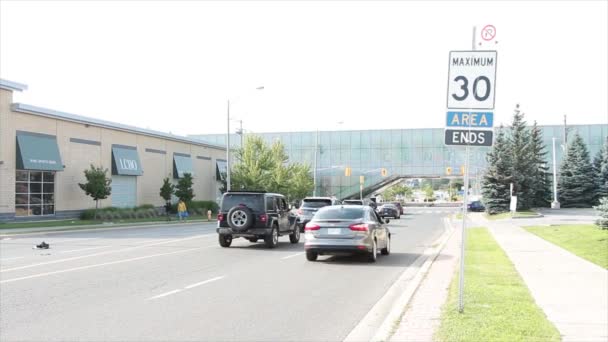 Maksymalnie Miejsc Kończy Się Bez Znaków Parkingowych Metalowej Słupku Latem — Wideo stockowe