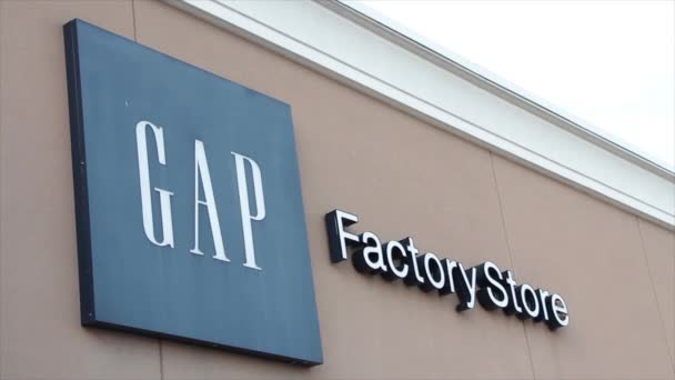 Mağazanın Önündeki Mağaza Boşluğu Giyim Mağazası Logosu Tabelası Kapatın — Stok video
