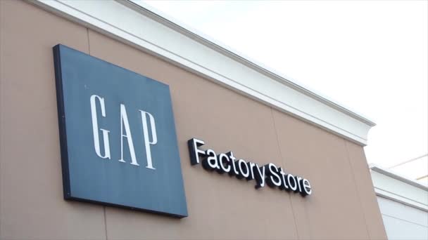 Gap Fabbrica Negozio Outlet Edificio Abbigliamento Logo Segno Sul Davanti — Video Stock