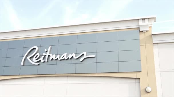 Reitmans Logo Schild Vor Dem Geschäft Mit Dem Himmel Dahinter — Stockvideo