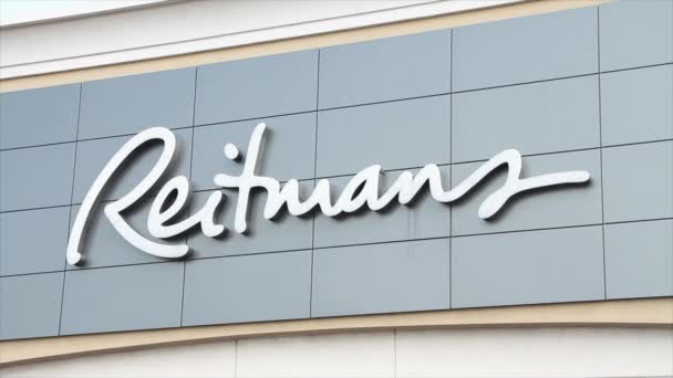 Знак Логотипу Reitmans Перед Магазином Небом Позаду Крупним Планом — стокове відео