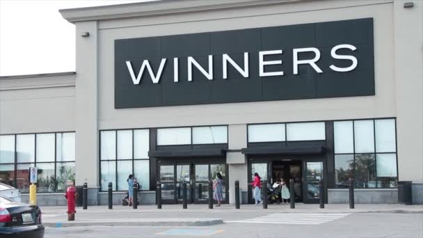 Winners Store Front Entrance Clothing Fashion Apparel Outlet People Customers — Stock Video