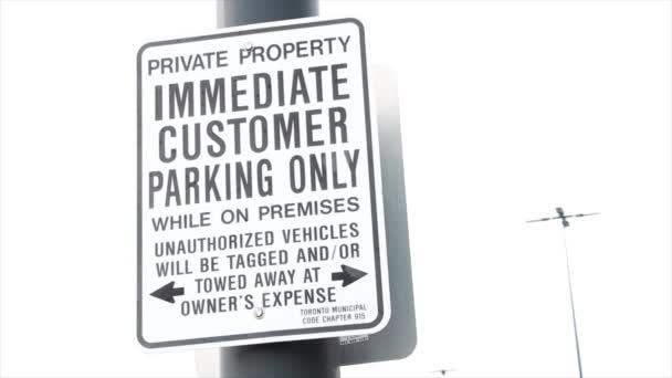 私人物业立即顾客停车时 只允许在房屋上标注和拖曳后果自负的黑白矩形标志外面 左边框 — 图库视频影像