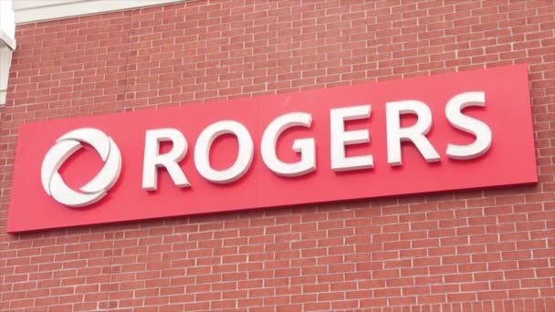 ロジャーケーブルインターネットブランドカナダ 赤と白のレンガ壁にカナダのロゴサイン — ストック動画