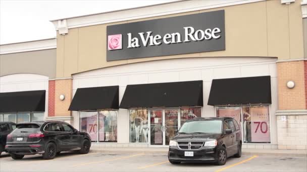 Vie Rose Store Wejście Sklepowe Osobą Wychodzącą Samochody Przejeżdżające Znak — Wideo stockowe