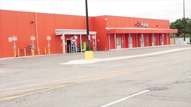 Walmart Abholbereich Orange Gebäudeseite Von Walmart Mit Allen Freien Parkplätzen — Stockvideo