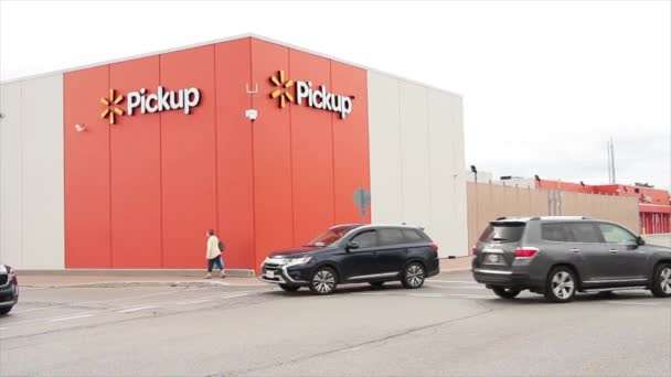 Walmart Pickup Λογότυπο Πινακίδα Στη Γωνία Της Πορτοκαλί Walmart Κατάστημα — Αρχείο Βίντεο