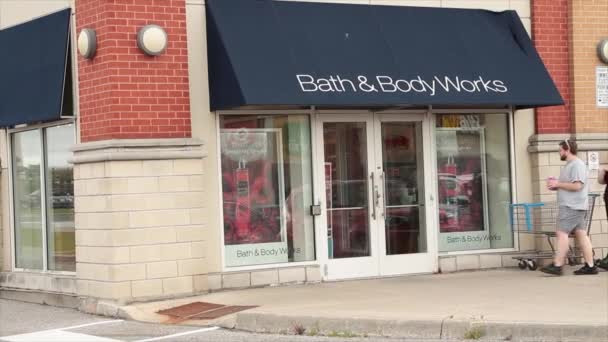 Banyo Kaporta Dükkanlarının Girişi Müşterilerle Dolu Mağazadan Çıkanlar Dükkândan Çıkıyorlar — Stok video