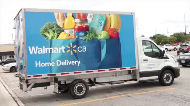 Walmart 배경에서 통과하는 차량을 야채와 파랑의 그림을 주차장 캐나다에 주차되는 — 비디오