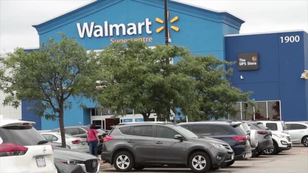 월마트 슈퍼마켓 백화점 로고와 주차장 사람들이 고객을 자동차 — 비디오