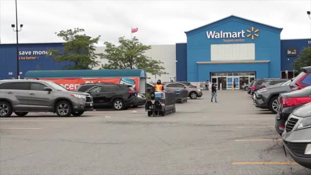 Walmart 슈퍼마켓 백화점 파란색 로고와 주차장 노동자 식료품 자동차 버그의 — 비디오