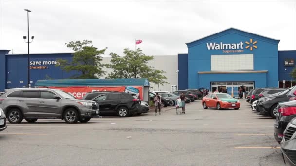 沃尔玛超级市场超级市场百货商店蓝色 前面有标志标识和停车场 顾客步行时 车辆会经过停车场 — 图库视频影像