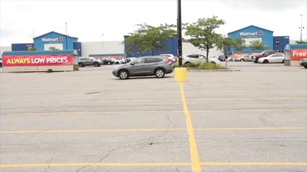 Walmart Süpermarket Süpermarketi Mavi Market Logosu Park Yeri Önünde Müşteriler — Stok video