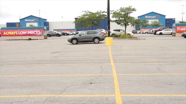 Walmart Süpermarket Süpermarketi Mavi Market Logosu Park Yeri Önünde Araç — Stok video