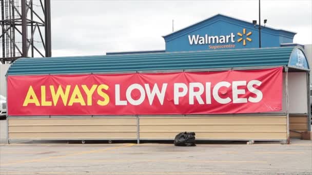Walmart Süpermarket Süpermarket Otoparkında Üzerinde Işaret Logosu Olan Düşük Fiyatlı — Stok video