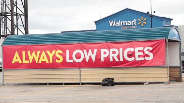 월마트 슈퍼마켓 백화점 주차장 로고와 자동차 차량에 커버의 측면에 — 비디오