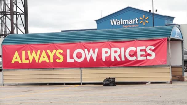 월마트 슈퍼마켓 백화점 주차장 로고와 자동차 통과와 커버의 측면에 바람에 — 비디오