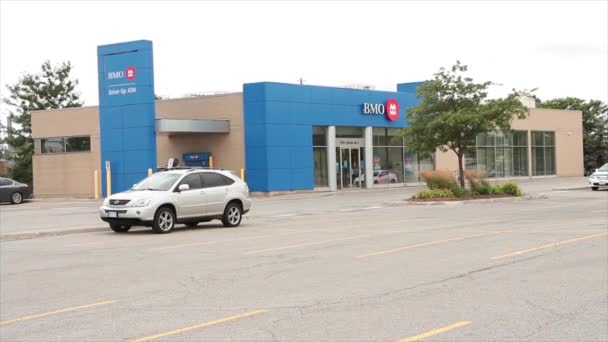 Bmo Bank Montreal Wide Shot Entrance Logo Bank — стоковое видео
