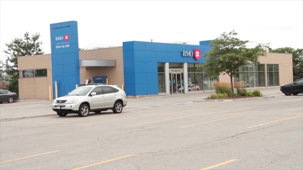 Bmo Bank Montrealu Szerokie Wejście Strzał Samochodów Przejeżdżających Przodu — Wideo stockowe