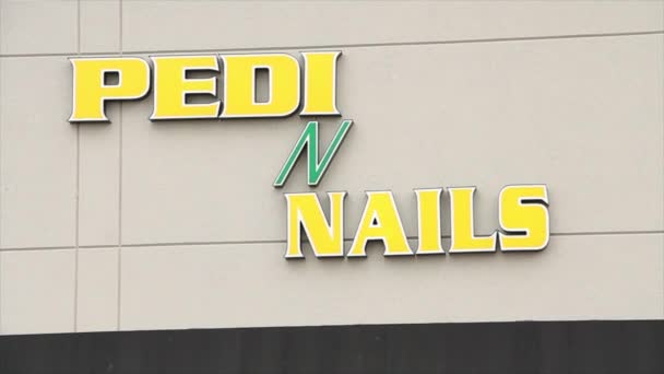 Pedicure Pregos Sinal Logotipo Loja Amarelo Azul Parede Loja Construção — Vídeo de Stock