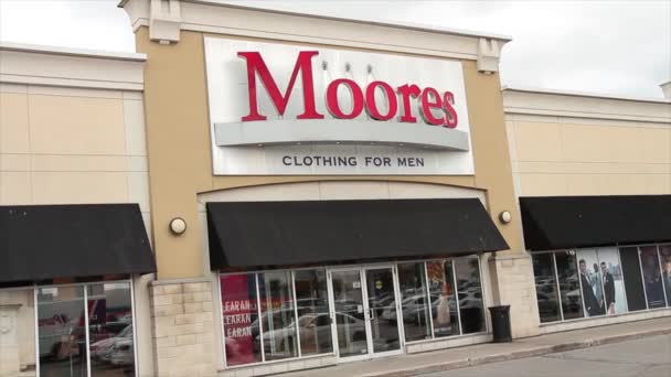 Moores Oblečení Pro Muže Obchod Přední Vchod Logem Cedule Přední — Stock video