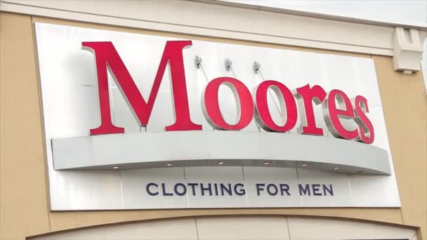 Abbigliamento Moores Gli Uomini Logo Segno Sul Negozio Davanti Ingresso — Video Stock