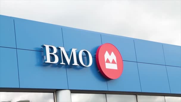 Bmo Bank Montreal Sign Logo Auf Bank Blau Rot Weiss — Stockvideo