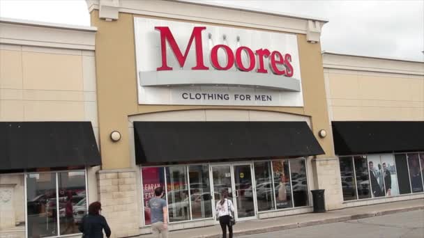 Moores Kleidung Für Männer Laden Vorderen Eingang Mit Menschen Kunden — Stockvideo