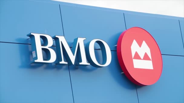 Bank Bmo Znak Montrealu Logo Banku Niebieski Czerwony Biały Zbliżenie — Wideo stockowe