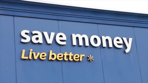 Надпись Фасаде Супермаркета Walmart Белым Желтым Шрифтом Крупным Планом — стоковое видео