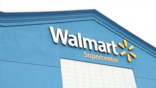 Walmart Süpermarket Süpermarketi Mağazasının Önündeki Mavi Beyaz Logo Işareti — Stok video