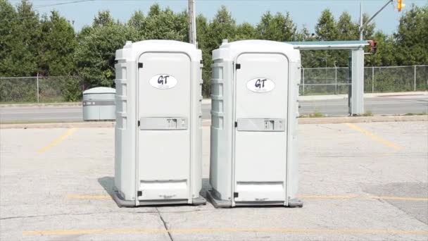 Dwa Szary Przenośne Toalety Porta Nocniki Obok Siebie Parkingu Autobusem — Wideo stockowe