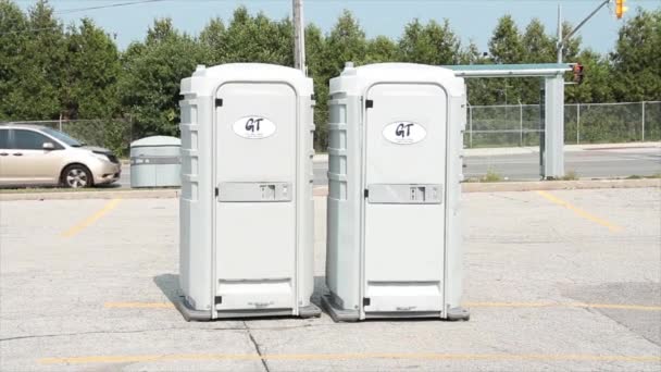 Dua Toilet Portabel Abu Abu Portabel Porta Potties Bersebelahan Satu — Stok Video