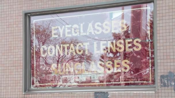 Gözlük Kontağı Lensleri Pencerenin Içinde Beyaz Kırmızı Dışından Başlık Metni — Stok video